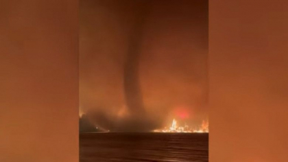 „Fenomen incredibil de rar”. O tornada de foc s-a produs intr-o zona devastata de incendii, in Canada - VIDEO „Fenomen incredibil de rar”. O tornada de foc s-a produs intr-o zona devastata de incendii, in Canada - VIDEO