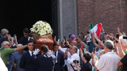 Toto Cutugno a fost condus pe ultimul drum, la Milano. Sute de fani i-au fredonat melodiile si au aplaudat - FOTO Toto Cutugno a fost condus pe ultimul drum, la Milano. Sute de fani i-au fredonat melodiile si au aplaudat - FOTO