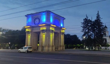 Arcul de Triumf din centrul Chisinaului, iluminat in culorile drapelului Ucrainei Arcul de Triumf din centrul Chisinaului, iluminat in culorile drapelului Ucrainei