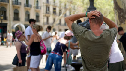 Barcelona imparte palarii persoanelor fara adapost pentru a face fata caniculei. Nou record de temperatura Barcelona imparte palarii persoanelor fara adapost pentru a face fata caniculei. Nou record de temperatura