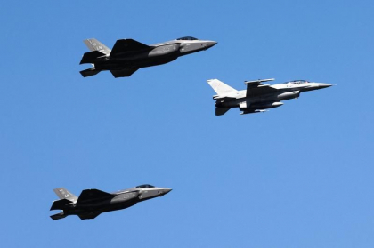 Biden si Zelenski au discutat despre pregatirea pilotilor ucraineni pe F-16