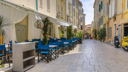Turist certat in Franta pentru ca a lasat bacsis de „doar” 500 € la restaurant. Francezii, scandalizati de noile reguli din locale Turist certat in Franta pentru ca a lasat bacsis de „doar” 500 € la restaurant. Francezii, scandalizati de noile reguli din locale