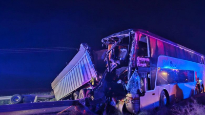 Un autocar cu cetateni moldoveni care mergeau in vacanta s-a lovit de un TIR, 22 de raniti. TIR-ul fusese ieri implicat in alt accident Un autocar cu cetateni moldoveni care mergeau in vacanta s-a lovit de un TIR, 22 de raniti. TIR-ul fusese ieri implicat in alt accident