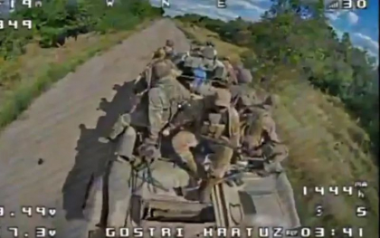 Imagini dramatice: Ucrainenii au atacat din spate un blindat rusesc plin cu militari. Drona kamikaze loveste un soldat rus fix in ceafa - VIDEO Imagini dramatice: Ucrainenii au atacat din spate un blindat rusesc plin cu militari. Drona kamikaze loveste un soldat rus fix in ceafa - VIDEO
