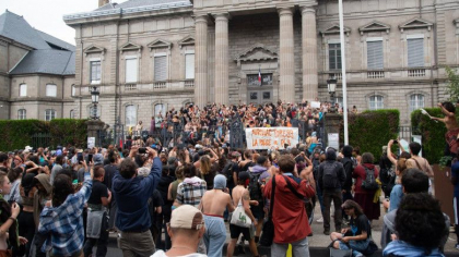 Un protest feminist a degenerat intr-un oras din Franta: Femei au marsaluit topless, drapele au fost arse, un tribunal a fost atacat - VIDEO