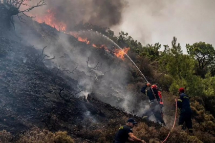 Incendiile de vegetatie continua sa arda necontrolat in nord-estul Greciei Incendiile de vegetatie continua sa arda necontrolat in nord-estul Greciei