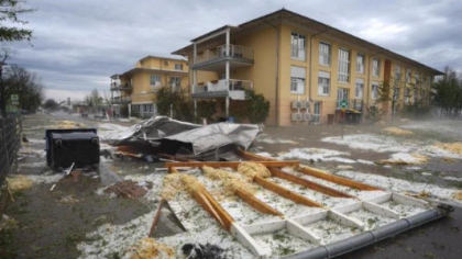 Stare de dezastru intr-un oras din sudul Germaniei lovit de furtuni violente si grindina: Copaci doborati, cladiri si masini devastate - VIDEO Stare de dezastru intr-un oras din sudul Germaniei lovit de furtuni violente si grindina: Copaci doborati, cladiri si masini devastate - VIDEO