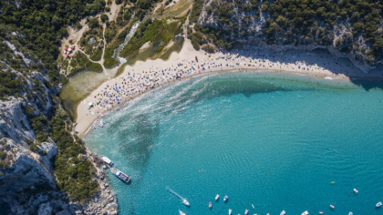 Turist francez, arestat pentru ca a incercat sa paraseasca insula Sardinia cu 41 de kilograme de pietricele de pe plaja Turist francez, arestat pentru ca a incercat sa paraseasca insula Sardinia cu 41 de kilograme de pietricele de pe plaja