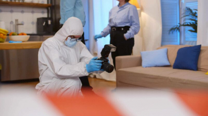 Doi copii si parintii lor au fost gasiti morti in apartamentul in care locuiau. Ce au descoperit politistii in casa - VIDEO