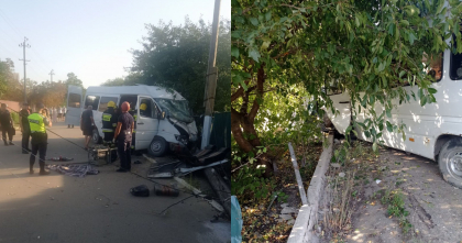 Accident grav la Cahul. Un microbuz de ruta plin cu pasageri s-a lovit intr-un pilon electric. Mai multe persoane au ramas blocate. A fost nevoie de descarcerare - FOTO 