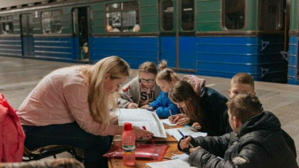 Peste 1.000 de copii din Harkov vor invata in sali de clasa amenajate la metrou Peste 1.000 de copii din Harkov vor invata in sali de clasa amenajate la metrou