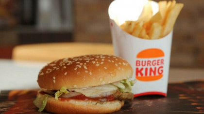 Un celebru lant de fast food este dat in judecata pentru ca vinde un burger mai mic decat este prezentat in reclame