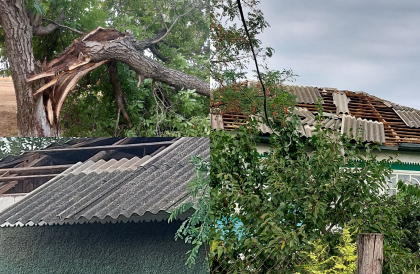Prapad in raionul Glodeni. O ploaie torentiala a lasat fara acoperisuri mai multe case - FOTO Prapad in raionul Glodeni. O ploaie torentiala a lasat fara acoperisuri mai multe case - FOTO
