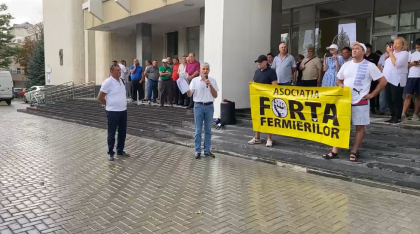 Fermierii au protestat in fata Ministerului Agriculturii. Acestia sunt nemultumiti ca AIPA i-a obligat sa prezinte noi acte pentru a primit ajutor de la stat 