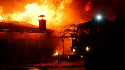 Cinci copii au murit imbratisati dupa ce casa lor a luat foc. Mama iesise in oras sa bea Cinci copii au murit imbratisati dupa ce casa lor a luat foc. Mama iesise in oras sa bea