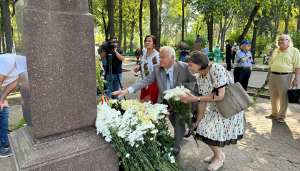 Zeci de cetateni, dar si mai multi politicieni au depus flori la bustul lui Mihai Eminescu din Aleea Clasicilor de Ziua Limbii Romane - FOTO 