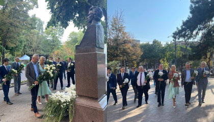 Mai multi oficiali de pe ambele maluri ale Prutului au depus flori la bustul lui Mihai Eminescu de pe Aleea Clasicilor, dar si la monumentul Doinei si Ion Aldea Teodorovici, simbolul renasterii nationale - FOTO Mai multi oficiali de pe ambele maluri ale Prutului au depus flori la bustul lui Mihai Eminescu de pe Aleea Clasicilor, dar si la monumentul Doinei si Ion Aldea Teodorovici, simbolul renasterii nationale - FOTO
