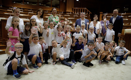 Emotii frumoase la Parlament. Un grup de copii din Republica Moldova si Ucraina au participat la un atelier de pictura, de Ziua Independentei celor doua tari - FOTO Emotii frumoase la Parlament. Un grup de copii din Republica Moldova si Ucraina au participat la un atelier de pictura, de Ziua Independentei celor doua tari - FOTO