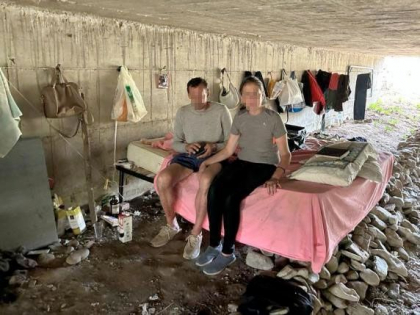 Un roman si o moldoveanca traiesc sub un pod din Italia de aproape doi ani. „Acest tunel este casa noastra” Un roman si o moldoveanca traiesc sub un pod din Italia de aproape doi ani. „Acest tunel este casa noastra”