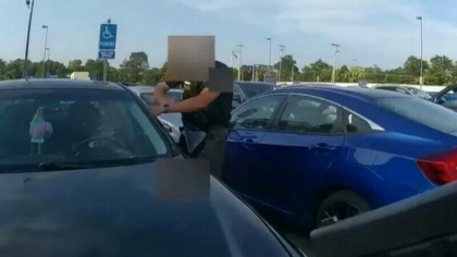 Momentul in care o femeie de culoare, insarcinata, este impuscata mortal de politie in timp ce se afla la volanul unei masini - VIDEO
