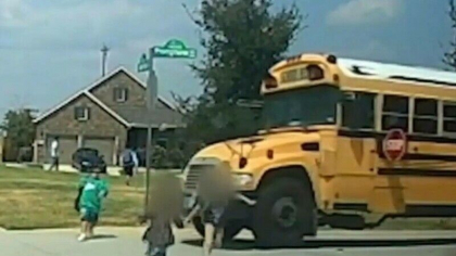 Momentul in care un autobuz scolar este la un pas de a lovi trei copii care traversau strada - VIDEO Momentul in care un autobuz scolar este la un pas de a lovi trei copii care traversau strada - VIDEO