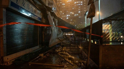 Hong Kong, maturat de taifunul Saola. Zeci de persoane au fost ranite si sute s-au refugiat in adaposturi de urgenta - FOTO Hong Kong, maturat de taifunul Saola. Zeci de persoane au fost ranite si sute s-au refugiat in adaposturi de urgenta - FOTO