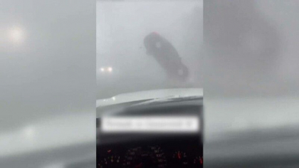 O tanara insarcinata care fugea de uragan a fost luata pe sus, cu tot cu masina, de o tornada. A scapat fara nicio zgarietura