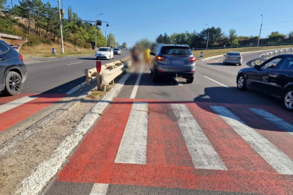 Un barbat a ajuns la spital, dupa ce a fost lovit de o masina in timp ce traversa strada regulamentar, la Ialoveni 