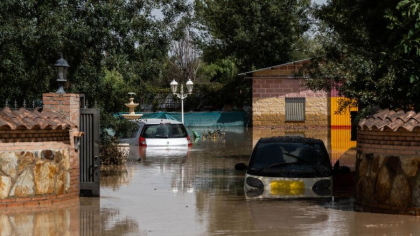 Un copil a stat opt ore intr-un copac pentru a scapa de inundatiile devastatoare din Spania. Cinci oameni au murit luati de puhoaie - FOTO