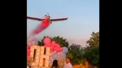 Un avion care imprastia fum roz la o petrecere din Mexic s-a prabusit. Pilotul a murit