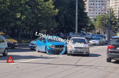 Doua masini s-au ciocnit pe o strada din capitala. Ce spune politia - FOTO  