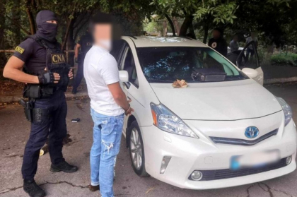 Un barbat din Chisinau - retinut pentru 72 de ore, dupa ce ar fi cerut si primit bani de la o femeie pentru a o ajuta cu cetatenia romana. A fost prins in timp ce primea 8000 de euro - FOTO Un barbat din Chisinau - retinut pentru 72 de ore, dupa ce ar fi cerut si primit bani de la o femeie pentru a o ajuta cu cetatenia romana. A fost prins in timp ce primea 8000 de euro - FOTO