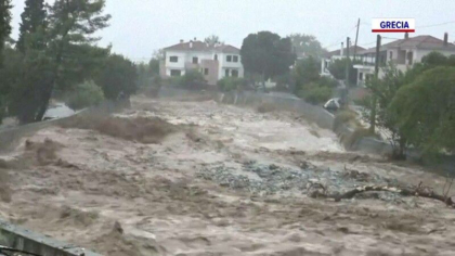 Imagini devastatoare in Grecia. Mii de oameni au ramas blocati in case. „Campia Tesalia s-a transformat intr-un lac imens”