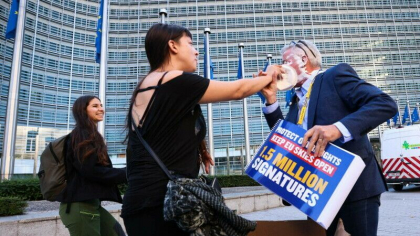 Seful Ryanair a fost lovit in fata cu placinte de catre activiste de mediu. Reactia neasteptata a acestuia Seful Ryanair a fost lovit in fata cu placinte de catre activiste de mediu. Reactia neasteptata a acestuia