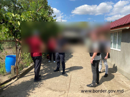 Perchezitii la un barbat care ar fi ajutat mai multe persoane sa iasa ilegal din tara. Ce au gasit politistii la domiciliul acestuia - FOTO Perchezitii la un barbat care ar fi ajutat mai multe persoane sa iasa ilegal din tara. Ce au gasit politistii la domiciliul acestuia - FOTO