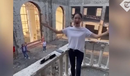 O chinezoaica interpreteaza „Katiusa” in ruinele teatrului din Mariupol starnind furia Ucrainei - VIDEO O chinezoaica interpreteaza „Katiusa” in ruinele teatrului din Mariupol starnind furia Ucrainei - VIDEO