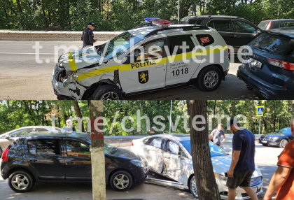 Accident in lant in capitala. Patru automobile, printre care si o masina a politiei - puternic avariate. Imagini de la locul impactului - FOTO/VIDEO Accident in lant in capitala. Patru automobile, printre care si o masina a politiei - puternic avariate. Imagini de la locul impactului - FOTO/VIDEO