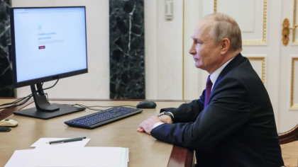 Putin nu iese nici la urne. La alegerile regionale din Rusia, presedintele Federatiei a votat online Putin nu iese nici la urne. La alegerile regionale din Rusia, presedintele Federatiei a votat online