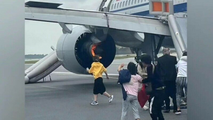 Motorul unui avion a luat foc la aterizare. Cei 146 de pasageri au fost evacuati de urgenta - VIDEO