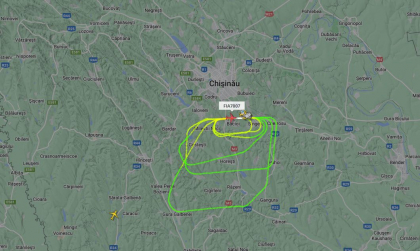 Un avion Fly One zboara deasupra aeroportului din Chisinau. Responsabilii: „Sunt antrenamente” - FOTO