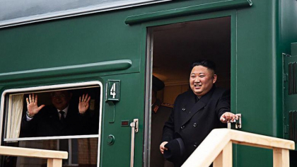 Kim Jong Un a ajuns in Rusia. E insotit de oficiali din industria de armament si din armata, precum si de ministrul de externe