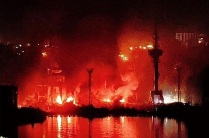 Atac cu rachete de croaziera asupra portului Sevastopol din Crimeea, urmat de un incendiu masiv. Rusii spun ca au fost avariate doua nave aflate in reparatii - VIDEO Atac cu rachete de croaziera asupra portului Sevastopol din Crimeea, urmat de un incendiu masiv. Rusii spun ca au fost avariate doua nave aflate in reparatii - VIDEO