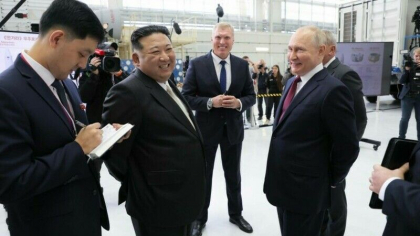 Vladimir Putin si Kim Jong Un si-au oferit in dar unul altuia cate o carabina si s-au adresat cu apelativul "tovarase"
Vladimir Putin si Kim Jong Un si-au oferit in dar unul altuia cate o carabina si s-au adresat cu apelativul "tovarase"