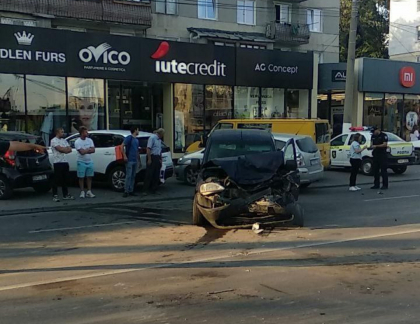 Accident grav la Balti. Un microbuz plin cu muncitori si o masina s-au ciocnit frontal. O persoana a fost ranita - VIDEO