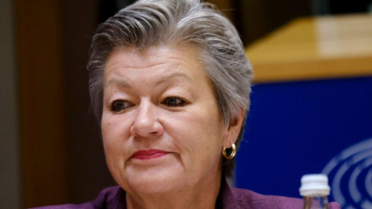 Comisara europeana pentru interne a fost filmata tricotand in timp ce Ursula von der Leyen sustinea discursul despre starea Uniunii