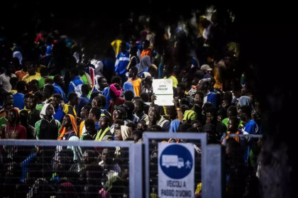  O „armada” a migrantilor a sosit in Lampedusa: 6.000 de persoane si 120 de ambarcatiuni au debarcat in Italia in doar o zi - VIDEO