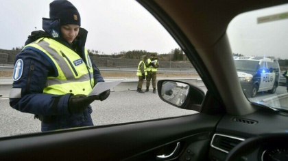 Finlanda se alatura tarilor baltice si isi inchide frontierele pentru automobilele inmatriculate in Rusia Finlanda se alatura tarilor baltice si isi inchide frontierele pentru automobilele inmatriculate in Rusia