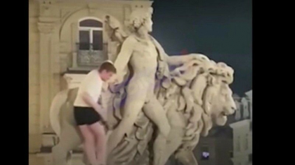 Un turist irlandez s-a catarat pe o statuie recent renovata din Bruxelles si a rupt o parte din ea - VIDEO Un turist irlandez s-a catarat pe o statuie recent renovata din Bruxelles si a rupt o parte din ea - VIDEO
