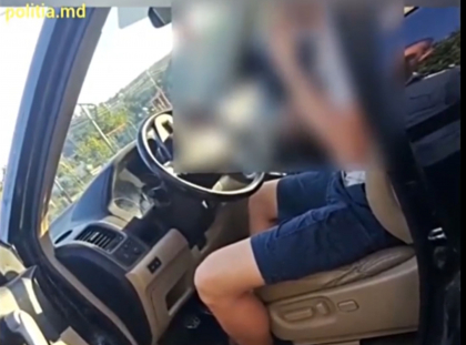 Copil de 16 ani, prins in timp ce conducea o masina pe un drum din Ialoveni. Pe scaunul din spate se afla fratele sau de doar 4 ani Copil de 16 ani, prins in timp ce conducea o masina pe un drum din Ialoveni. Pe scaunul din spate se afla fratele sau de doar 4 ani
