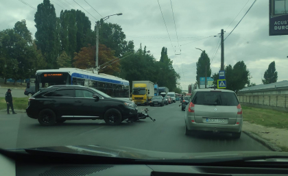S-au format ambuteiaje in capitala, dupa ce o motocicleta a fost lovita de o masina - FOTO